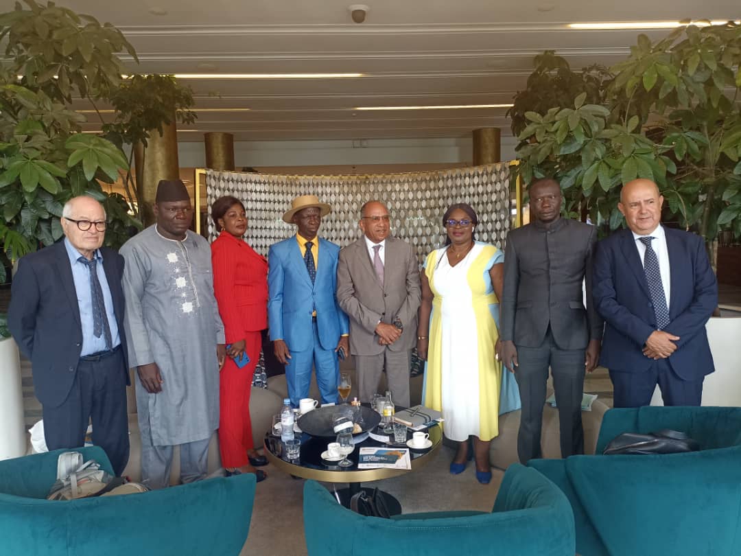Synebaci1's tweet photo. Le Président de la Fédération Nationale du Bâtiment et des Travaux Publics (FNBTP) du Maroc, a récemment dirigé une délégation pour rencontrer le président de la Confédération des PME-PMI du BTP de Côte d'Ivoire ( C-PME/PMI du BTP-CI)  . Cette initiative vise à établir un partenariat stratégique entre les deux institutions, ce qui pourrait favoriser un échange de connaissances et de ressources, et potentiellement stimuler la croissance économique et l'innovation dans le secteur du bâtiment et des travaux publics dans les deux pays. Un tel partenariat pourrait également ouvrir la voie à des projets collaboratifs, à l'amélioration des pratiques de construction et à la promotion de normes de qualité supérieure dans l'industrie. La collaboration entre les fédérations nationales est essentielle pour relever les défis communs et tirer parti des opportunités dans un marché mondialisé.