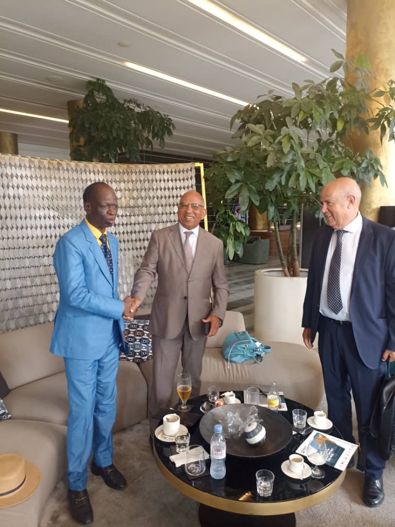 Synebaci1's tweet photo. Le Président de la Fédération Nationale du Bâtiment et des Travaux Publics (FNBTP) du Maroc, a récemment dirigé une délégation pour rencontrer le président de la Confédération des PME-PMI du BTP de Côte d'Ivoire ( C-PME/PMI du BTP-CI)  . Cette initiative vise à établir un partenariat stratégique entre les deux institutions, ce qui pourrait favoriser un échange de connaissances et de ressources, et potentiellement stimuler la croissance économique et l'innovation dans le secteur du bâtiment et des travaux publics dans les deux pays. Un tel partenariat pourrait également ouvrir la voie à des projets collaboratifs, à l'amélioration des pratiques de construction et à la promotion de normes de qualité supérieure dans l'industrie. La collaboration entre les fédérations nationales est essentielle pour relever les défis communs et tirer parti des opportunités dans un marché mondialisé.