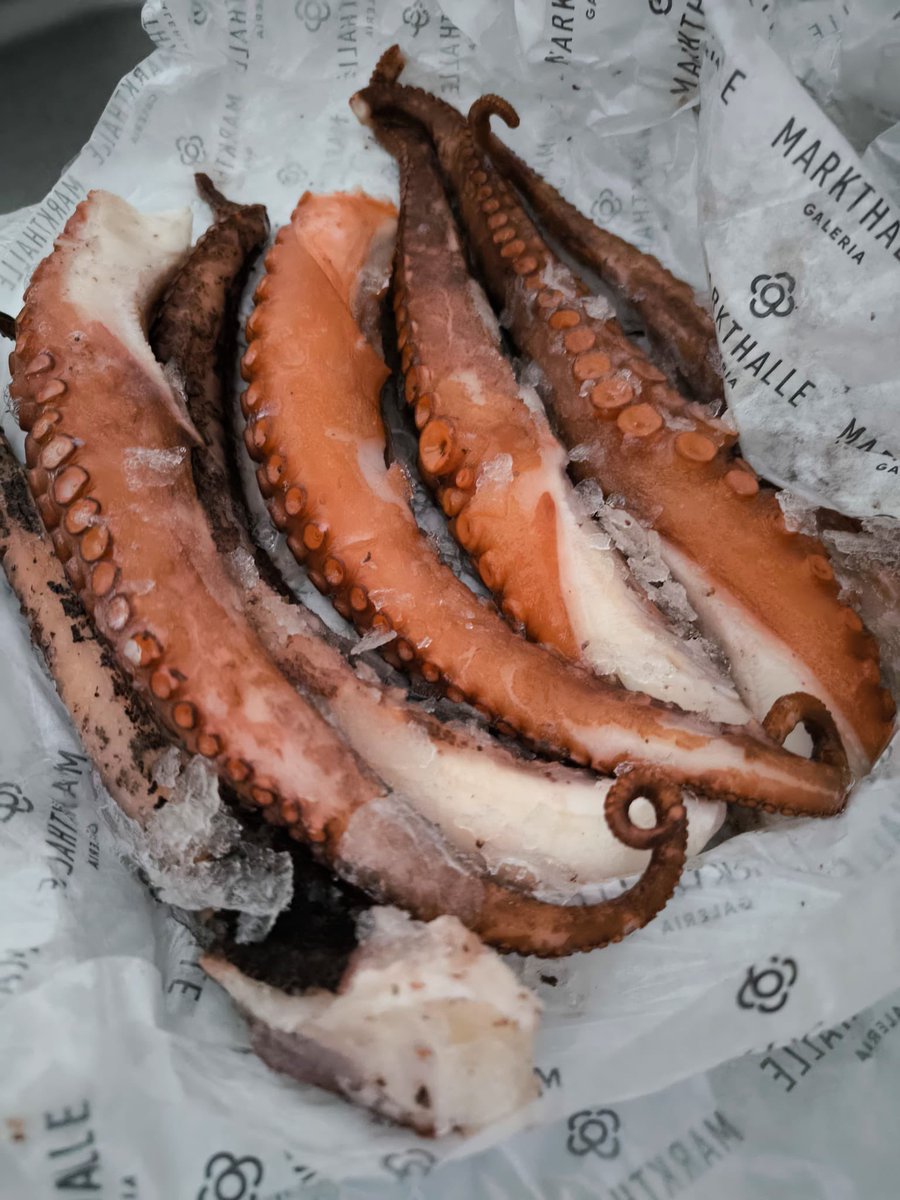 Knotty_Stitch's tweet photo. Kraken time! Only marinating one tentacle as the rest is for tomorrow… #SeaOfThievesCookbook @Gato_Pub https://t.co/IeFUPqkMit
