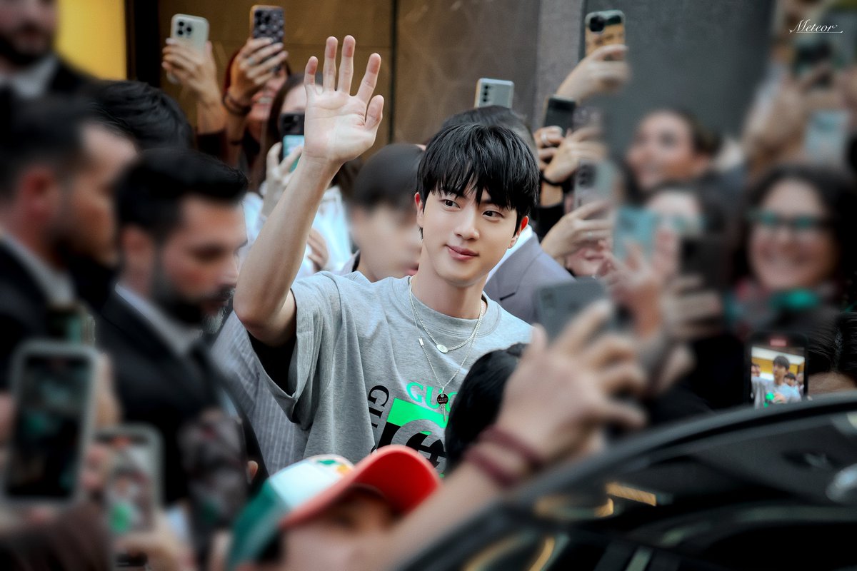 seokjinism1's tweet photo. KIM SEOKJIN LOOKS SO HANDSOME 

HE IS GLOWING ANS RADIATING LIGHT

FACE OF GUCCI JIN 
JIN AT MILAN FASHION WEEK #JinxGucciSS25 #GucciSS25 #GucciIstante @Gucci #방탄소년단진 #JIN #BTSJIN https://t.co/4jGXlri39V