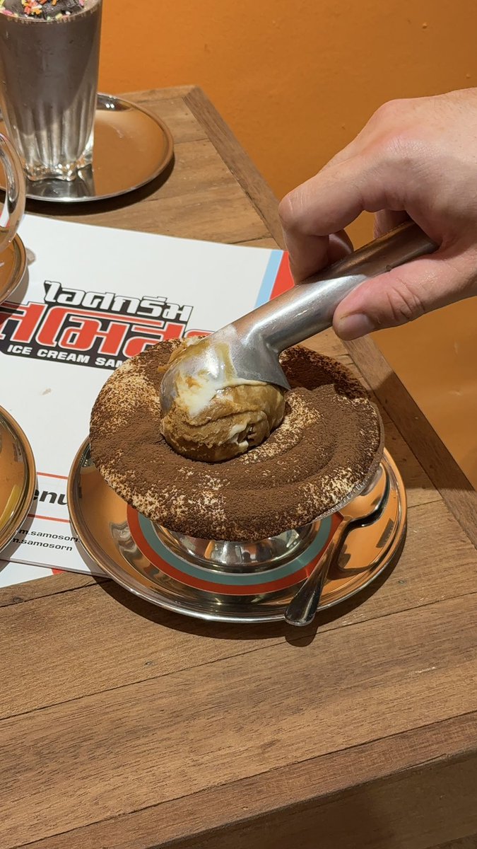 ประเดิมเครื่องถ่ายร้านแรกกับ “ไอศกรีมสโมสร” 🍨💯🔥 ทำมาอร่อยมากกกก แก๊งค์ melting คือที่สุดดด เข้าใจง่าย อร่อยแบบคอมบิเนชั้นถูกต้องทุกประการรรร พึ่งเปิดมาก็คนเต็มร้านแล้ว สายเด็กอ้วนต้องไม่พลาด! 

📍บรรทัดทอง ซอยก่อนถึง Dragon Town