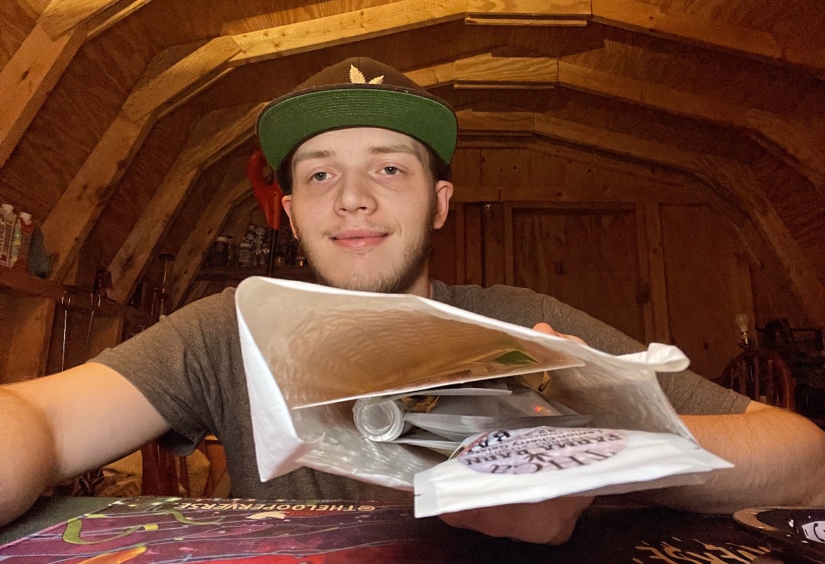 ITSOKTODIEtv's tweet image. What’s good #StonerFam #Mmemberville how’s the day going? I’m about to drop a super banger with this #ReviewVideo / #Mailcall ‼️😱🥹⛽️

Let’s kick this banger off with the @FarmaBarn Delta 8 THC Infused Gummies Mixed Fruit 25 MG a piece‼️They’re 6/10‼️⛽️
The gummies look great