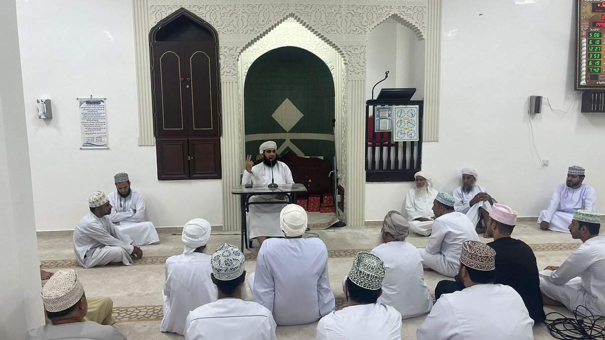 جانب من المحاضرة التي ألقاها اليوم الواعظ / محمد بن ناصر الخروصي بجامع العلياء بعد صلاة المغرب #بمناسبة_المولد_النبوي_الشريف، حيث بدأت بمقدمة وقصيدة شعرية ألقاها/المنتصر بن خلف الصمصامي تلاه عرض مرئي عن المناسبة وبعدها مسابقة ثقافية وجوائز فورية واختتمت بوجبة عشاء.
