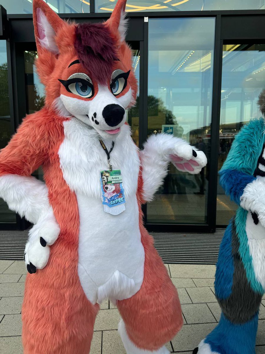 andrebarks's tweet image. is he, you know… 💅 

📷: @RedPandaSoarin 
👁️: @JulesTheStoat
