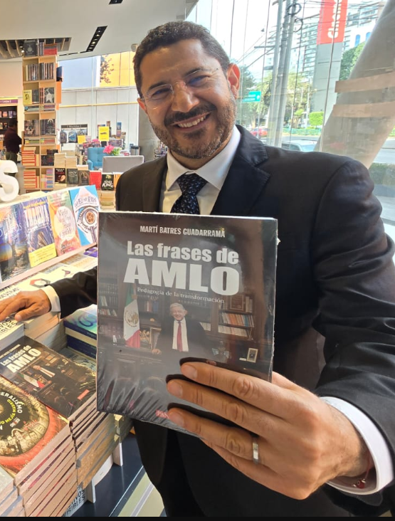 gustavofdelc's tweet photo. Cuando no puedes terminar derecho en la UNAM y tienes que acudir a HUMANITAS para terminar derecho.
solo puedes aspirar a un libro donde copias y pegas las frases de un demagogo. https://t.co/Ct9SmEiLpP