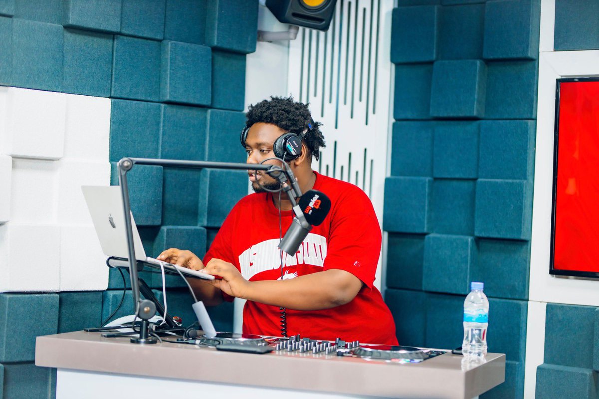 RoyalFMRwanda's tweet image. DJ Cad on the duty 🔥😎
#FridayOfficeParty