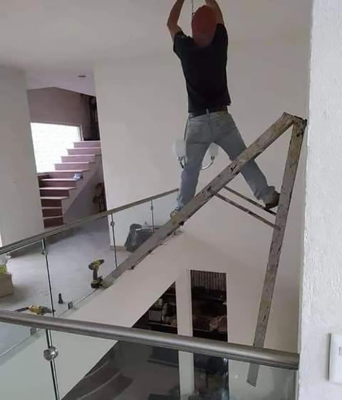 The safety wedge.
#fridayfail #oshaapproved #oshanightmares #safetyfail #safetyfirst #oshaisthisok #worksafety #osha #ehs