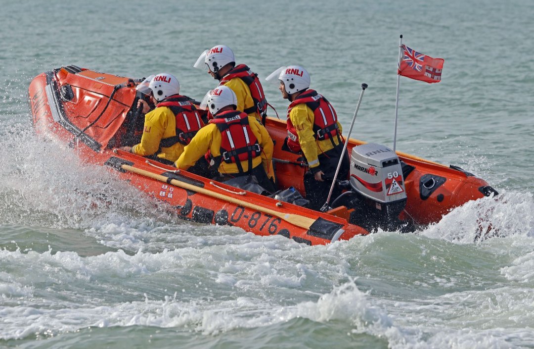 📟 Shout 129📟
Our ILB was paged at 1:32pm when the lifeguards requested our assistance with a person in difficulty in the water near the Wish Tower.
The ILB made best speed to the reported position and on arrival the lifeguards had successfully carried out the rescue. #RNLI