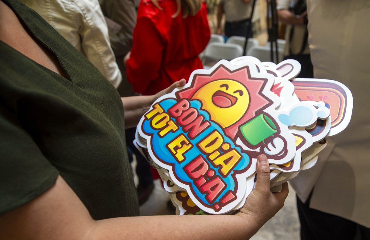 Presentem una campanya ‘mel de romer’ per a fomentar l'ús del valencià en aplicacions com Whatsapp o Telegram.

Una col·lecció 'd'stickers' que arreplega algunes de les nostres expressions més quotidianes. 

levante-emv.com/comunitat-vale…

Descarregueu-los ací: dival.es/normalitzacio/…