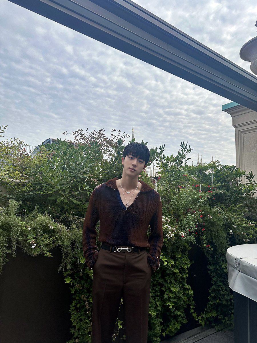 BIGHIT_INFO's tweet photo. Jin on Weverse!

: Sigh I hurt my back, but I keep coming out looking like I’m fine ㅠㅠ

(The "ㅠㅠ" represents a crying or sad face emoticon in Korean) https://t.co/dfteyMCmOC