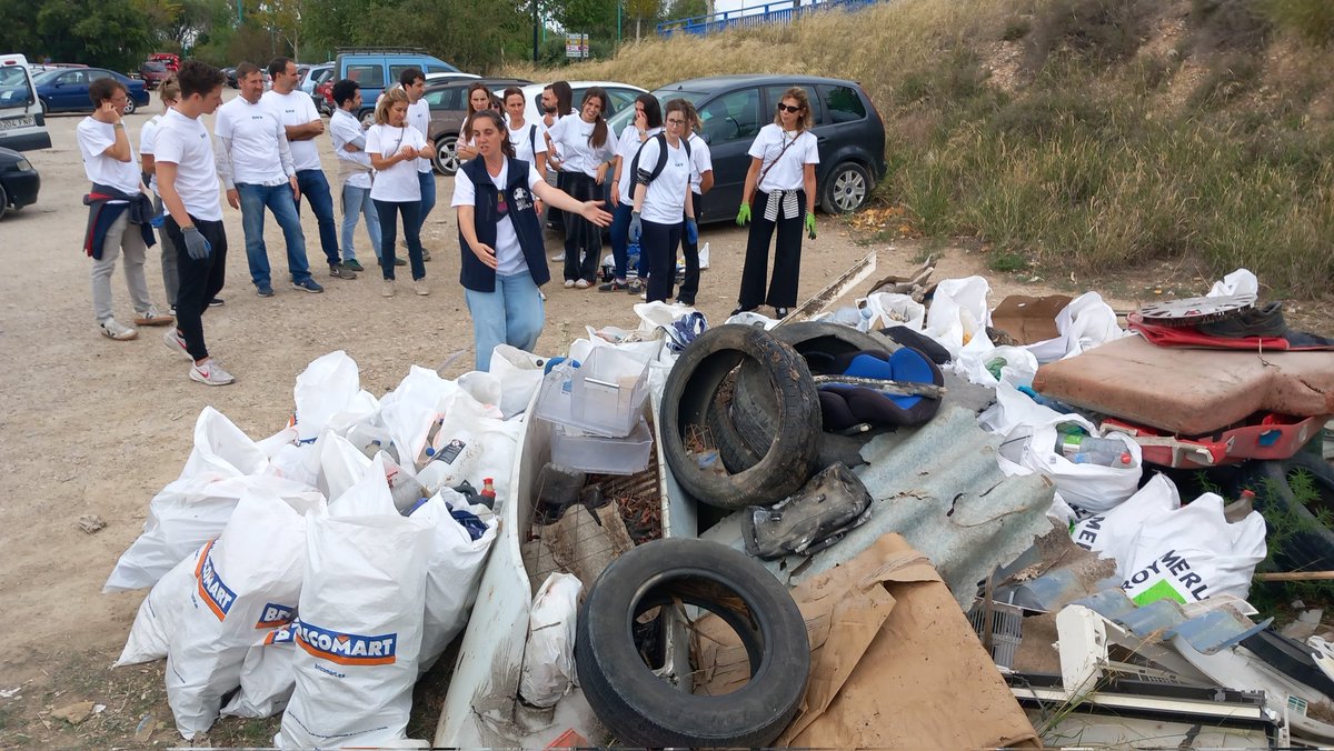 Hoy celebramos el #díamundialdelimpieza #WCD2024 y muchos colectivos, empresas, colegios y ayuntamientos están organizando actividades de #voluntariado por todo el Planeta, como ésta de <a href="/fundbestworld/">Fundación For the Best World</a> y <a href="/DKVSeguros/">DKV Salud (ES)</a> en #Zaragoza. #WorldCleanupDay