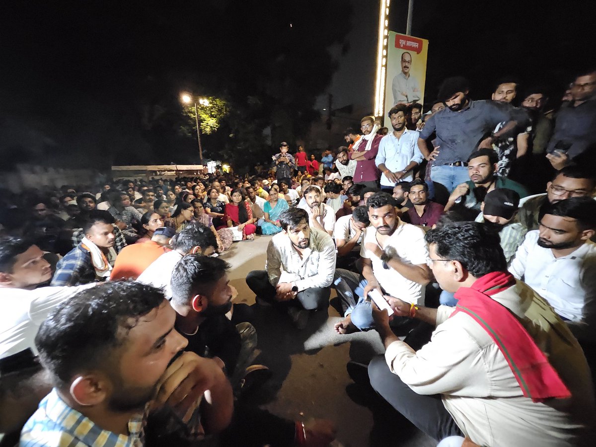 सड़क पर बैठकर सब  इंस्पेक्टर भर्ती छत्तीसगढ़ 2018 के अभ्यर्थियों से बात कर रहे उप मुख्यमंत्री <a href="/vijaysharmacg/">Vijay sharma</a> हैं। इतना धैर्य इतनी संवेदनशीलता से युवाओं की बात सुनी जो राज्य में पहले कभी नहीं देखा गया। क्या आपने इससे पहले ये तस्वीर देखी है 
फिलहाल उनके परिणाम के संदर्भ में