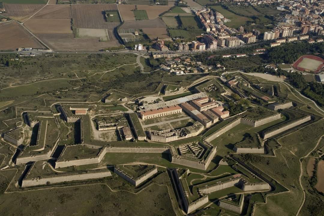 🇪🇸 Castillo De San Fernando,Figueras, la fortaleza abaluartada más grande de Europa. 320.000 m2, 3.125 metros de perímetro y un foso de 100.000 m2. Sus defensas: 6 baluartes, 3 hornabeques, 2 contraguardias, 7 revellines y 5 galerías de contramina.
#TurismoGirona
#Turismo