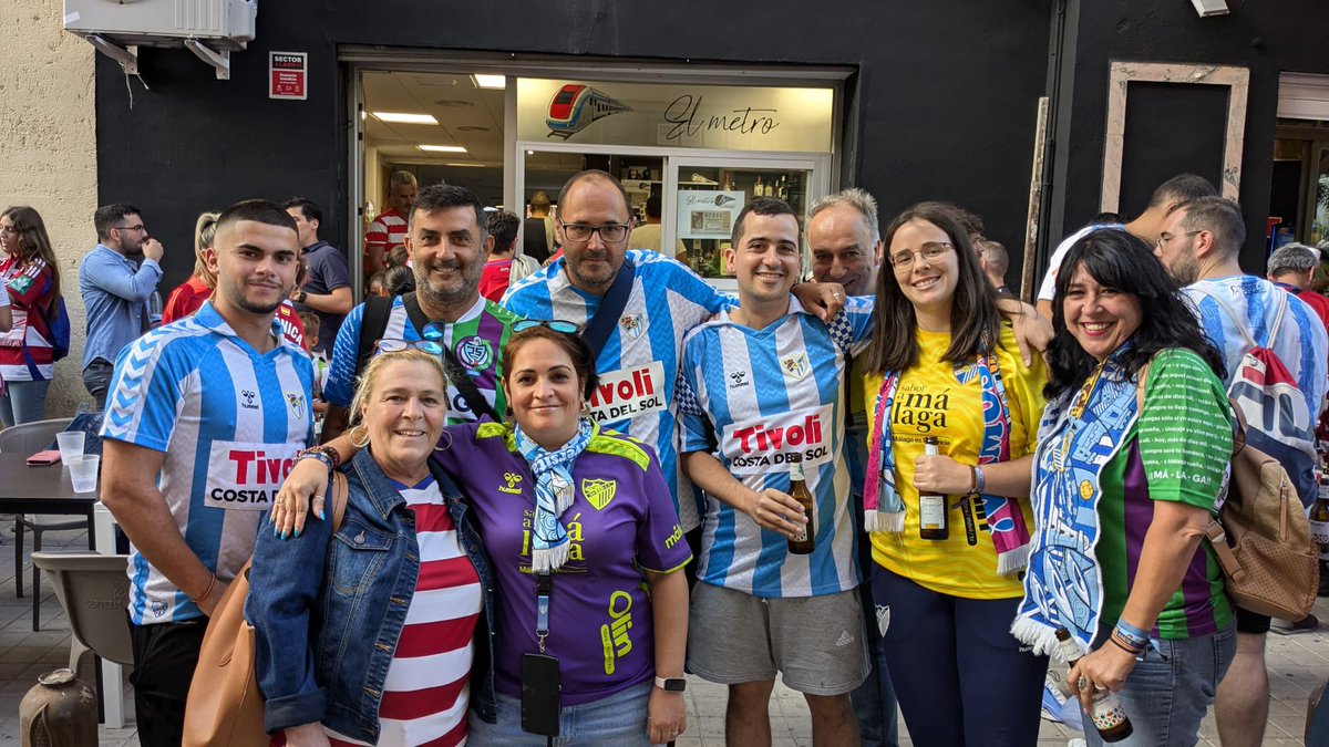 puniversitariam's tweet photo. La fiesta del fútbol hay que vivirla con los mejores amigos, nuestros hermanos de @yndalone
@MalagaCF @GranadaCF #aficionesHermanas #FutbolSiViolenciaNo @Cafebarelmetroo https://t.co/Yl0p9CrKCF