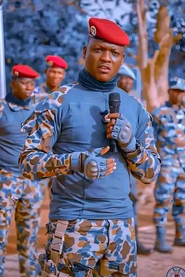 DelphineSankara's tweet photo. 🔴Burkina🇧🇫/Ko le @CapitaineIb226 est jeune pour diriger le Pays. Andouille, la valeur d'un homme commence dès sa jeunesse et non à sa vieillesse.

L'âge n'est qu'un chiffre et la maturité est un état d'esprit.
Sinon @EmmanuelMacron est un Gamin dépourvu de toutes maturités... https://t.co/b17LKy13Ux