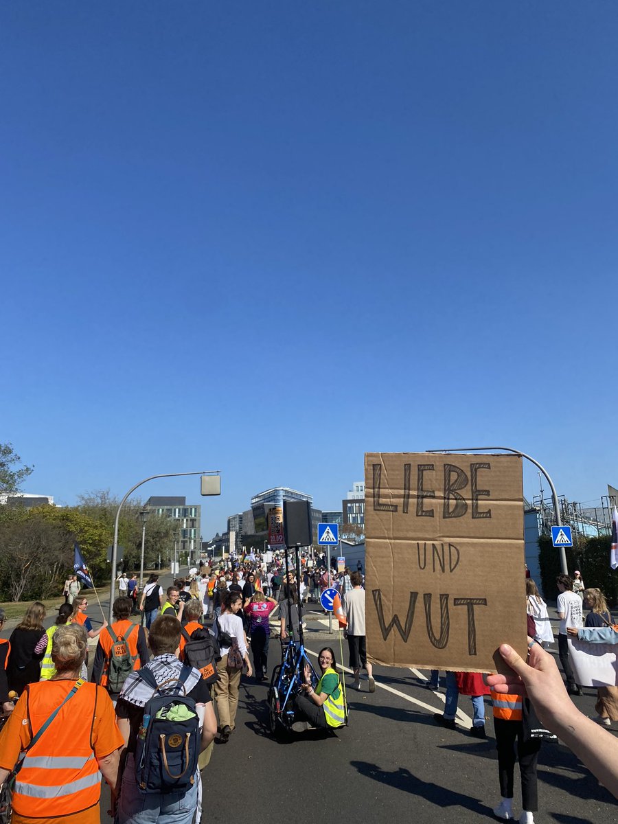 Heute mit Fridays for Future auf dem Klimastreik. Ab Mittwoch mit der Letzten Generation ungehorsam auf der Straße in Kassel. Es gibt so viel wofür wir demonstrieren müssen und jeden Tag hast du die Wahl mitzumachen! #klimakrise