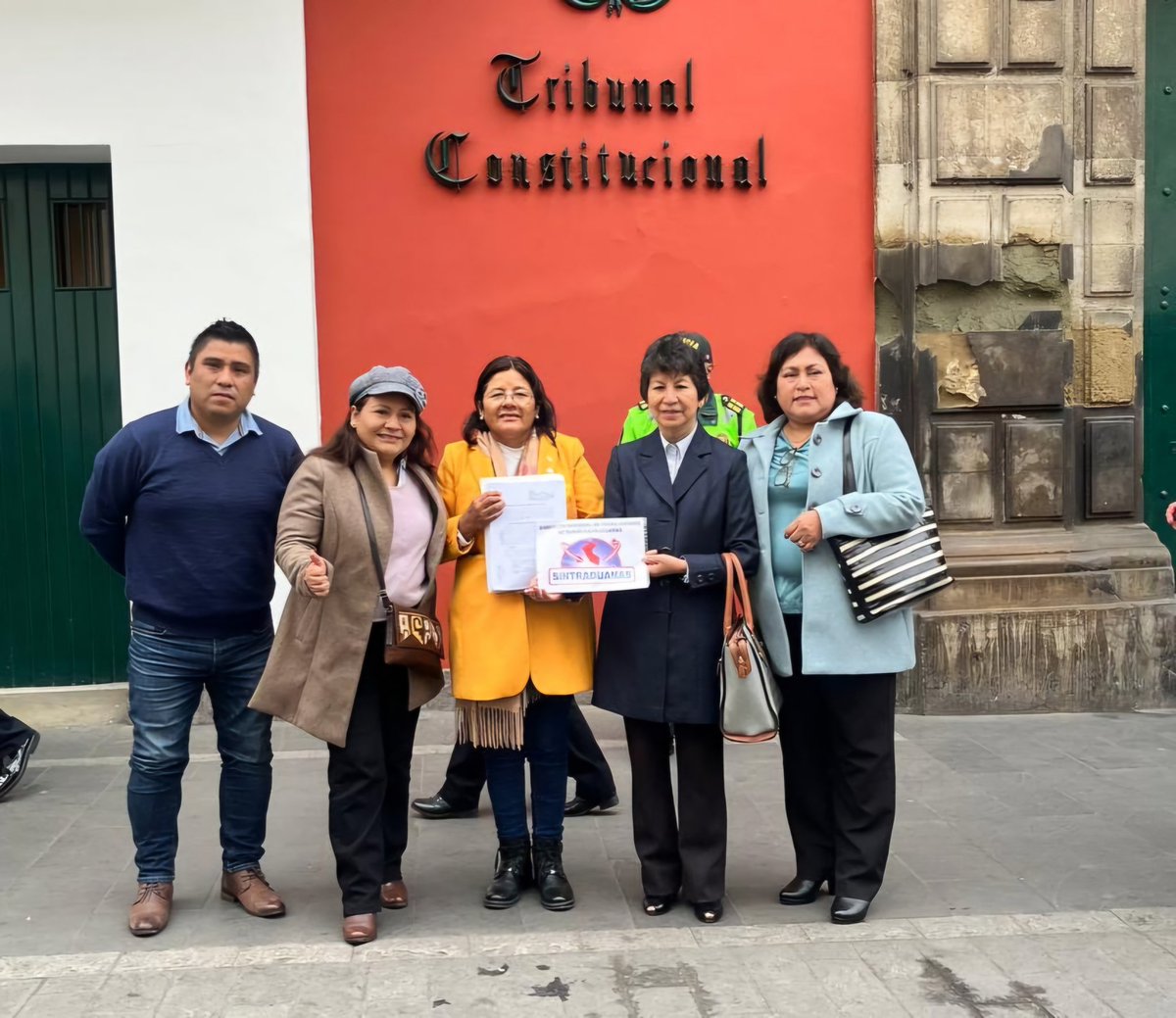 SUNCAS_SUNAT's tweet photo. Su lucha es un paso importante en la defensa de los derechos laborales y la justicia social en nuestro país. 
#SindicatosdeSunat #Suncas #Sintraduanas
🙌💪🙂 https://t.co/XK4yFBpngr