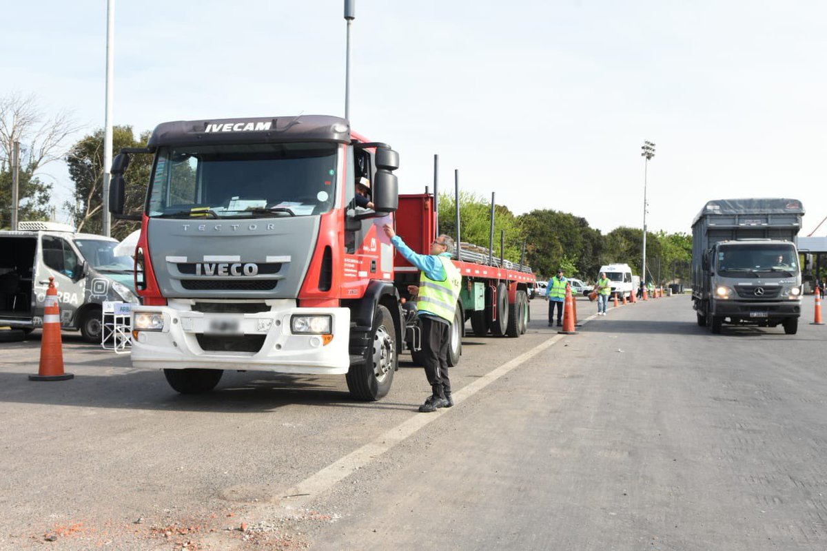 PrensaARBA's tweet photo. ℹ️ El operativo utilizó balanzas móviles para llevar a cabo controles precisos y eficientes. Esta medida tiene como objetivo prevenir el desgaste prematuro de rutas y mejorar las condiciones de tránsito en las autopistas. https://t.co/tMqd0vP8Dz