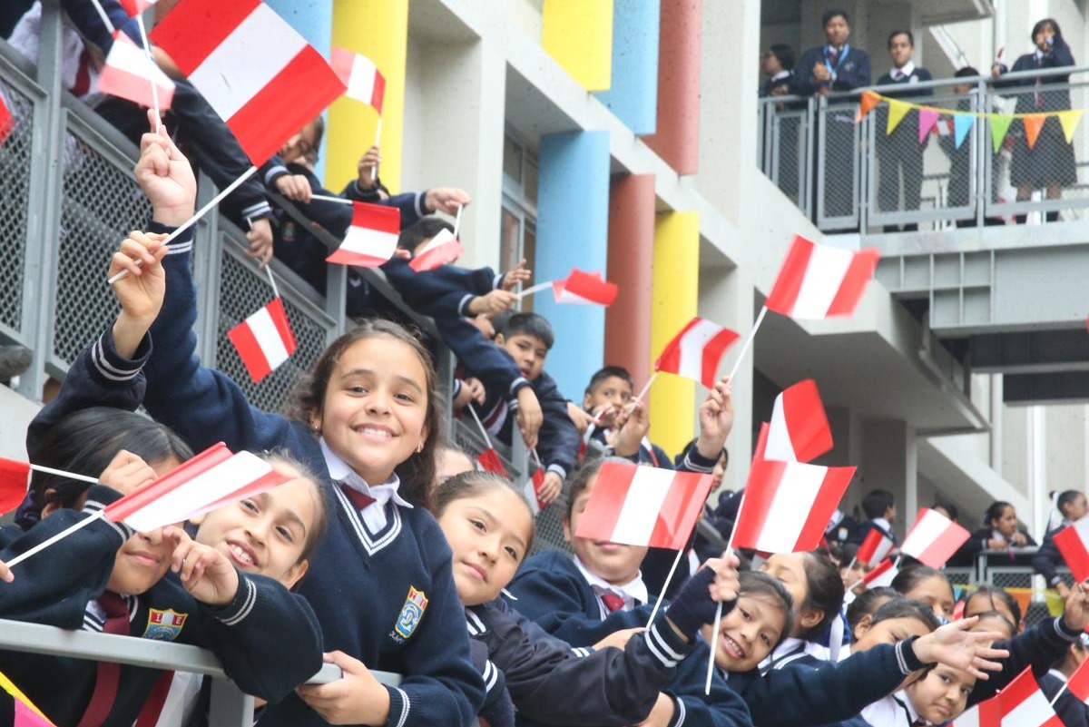 ¡Inauguramos la #EscuelaBicentenario 1209 Mariscal Toribio de Luzuriaga, en Ate! 🏫🎉🎉
Hoy, más de 1300 estudiantes de primaria y secundaria cuentan con una moderna escuela inaugurada por la presidenta de la república, Dina Boluarte, y el ministro de Educación, Morgan Quero.