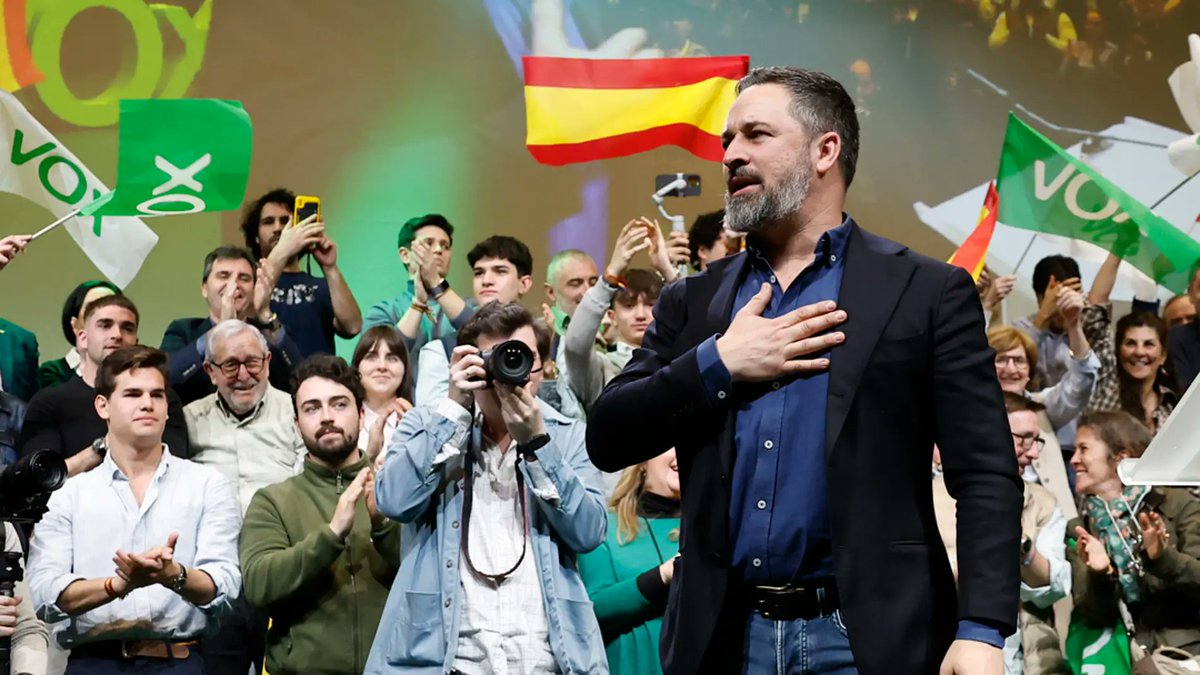 VOXpEspana's tweet photo. 🔴 Fuerte subida de VOX en las últimas encuestas tras el gran logro del partido de Abascal TUMBANDO el Madrid Central de Almeida.

Los españoles comienzan a premiar a quien cumple sus promesas electorales. 👏🏻👏🏻 https://t.co/Hq3iGpOBx1