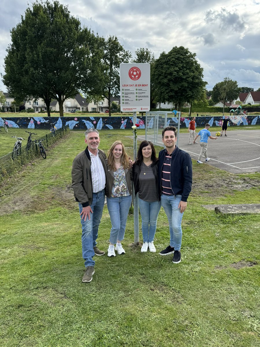 In 2018 overleed Daniel van Bokhoven (20) plots aan meningokokken. Twee jaar later gaan zijn ouders aan de slag met zijn wens, om het voetbalveld in de wijk op te knappen. Samen met bewoners en gemeente de schouders eronder gezet. En nu is het geregeld, vernoemd naar Daniel ❤️