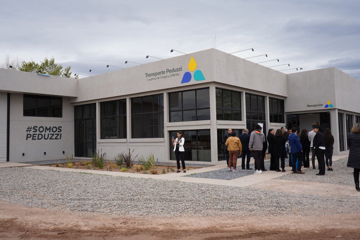 Rolo_Figueroa's tweet photo. EMPRESAS QUE APUESTAN AL DESARROLLO LOCAL

Visitamos en Plaza Huincul la empresa local Transporte Peduzzi SRL, donde se inauguraron las nuevas oficinas administrativas y una sala de reuniones administrativas. 

Se trata de una de las mayores empleadoras de la localidad con una planta activa de más de 500 personas en relación laboral. El Desarrollo del sector público y privado van de la mano para lograr cosas grandes cosas.