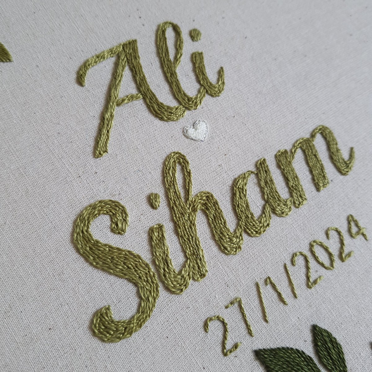 AishaEmbroidery's tweet photo. واضح تطريز الأسماء اخذ كل وقتي وجهدي، الحمدلله يستحق🤍 https://t.co/mHFieXARvE