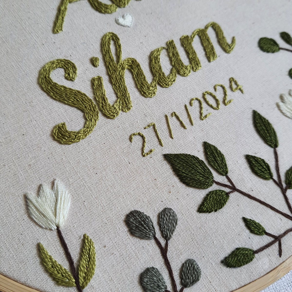 AishaEmbroidery's tweet photo. واضح تطريز الأسماء اخذ كل وقتي وجهدي، الحمدلله يستحق🤍 https://t.co/mHFieXARvE