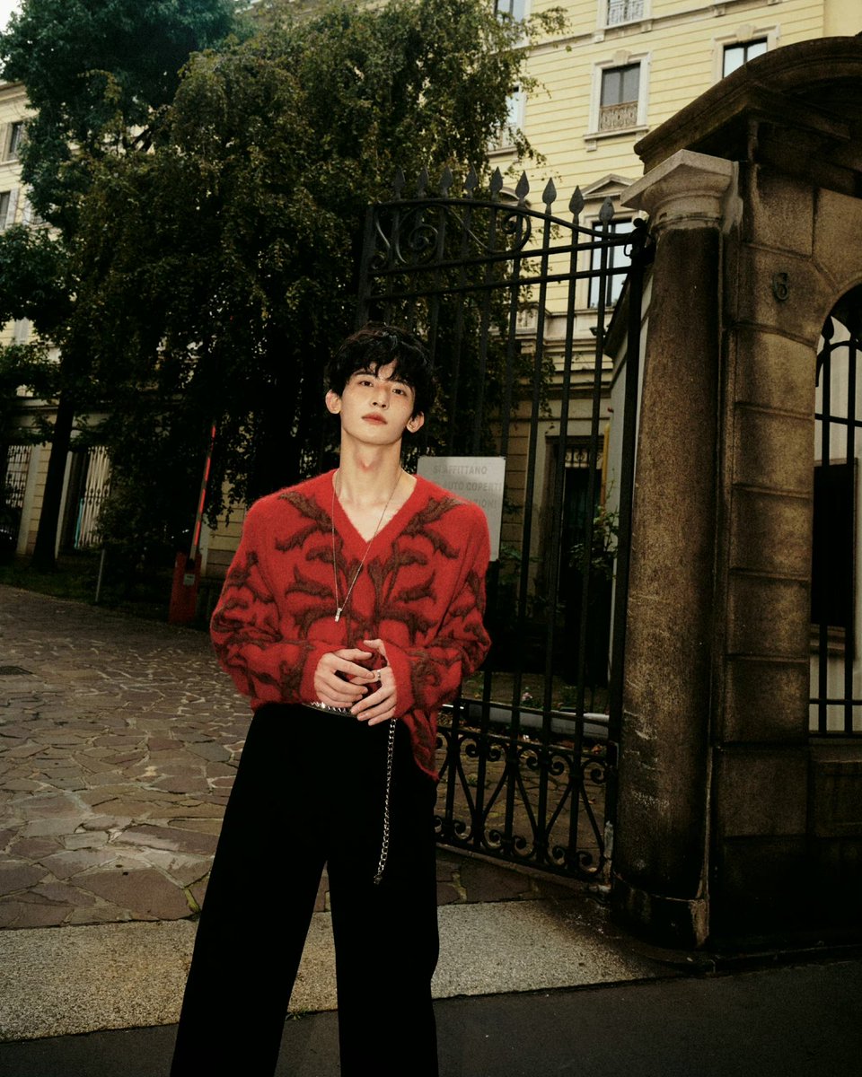 #ChangHuasen for #VersaceSS25 at Milan Fashion Week

More snaps - weibo.com/7573776743/508…