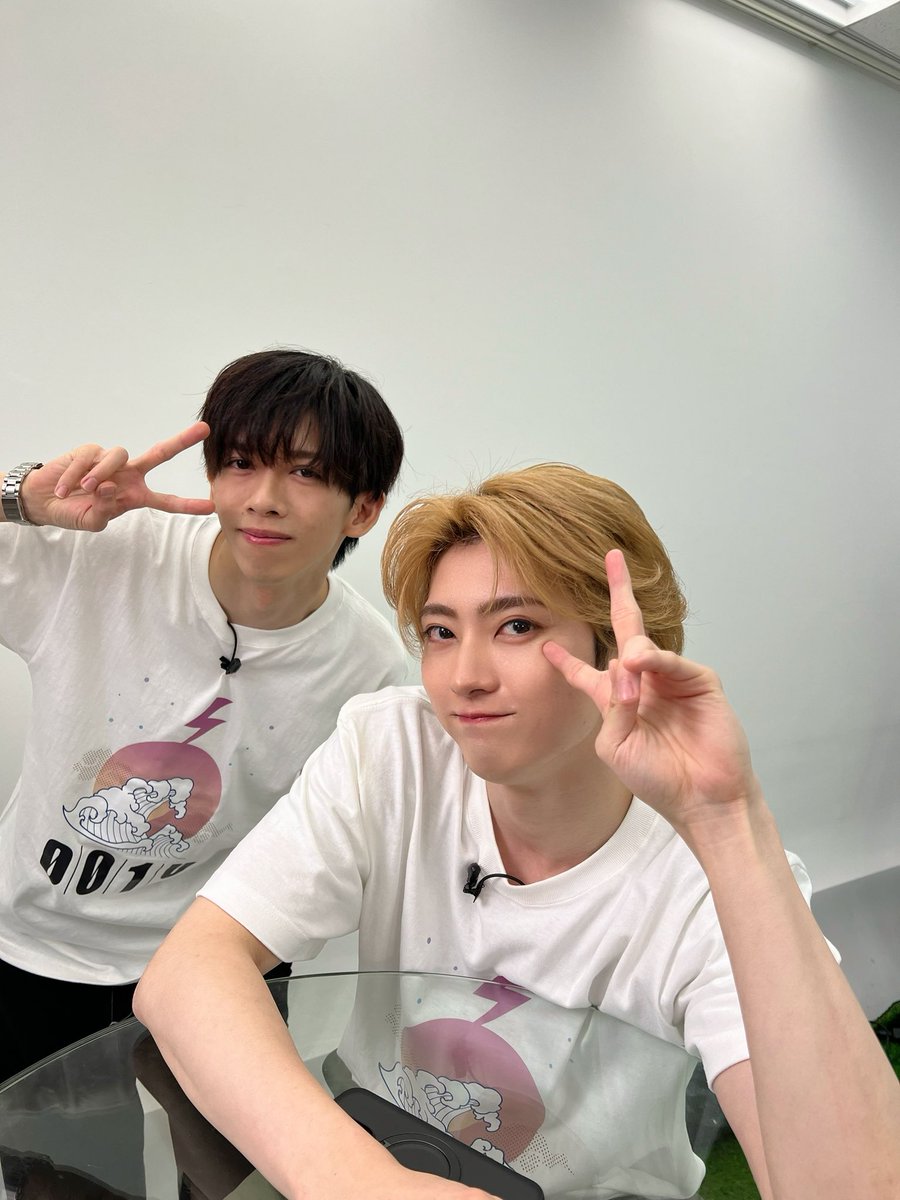 sd_bt's tweet photo. いっちょ打ち上げますか！🎇
スタチャンそろそろ10周年 人生は勝負の連続生配信！
全て終了しました✨
ご視聴いただきましてありがとうございました❗️
#超特急 #リョウガ #ユーキ 
@stdch_staff @murachan_secret 
@Supdra_staff @onenonly_tokyo @genjibu_sdr 
@sakurashimeji 
(全員でお写真撮れなかった…ごめんなさい🙇‍♂️)