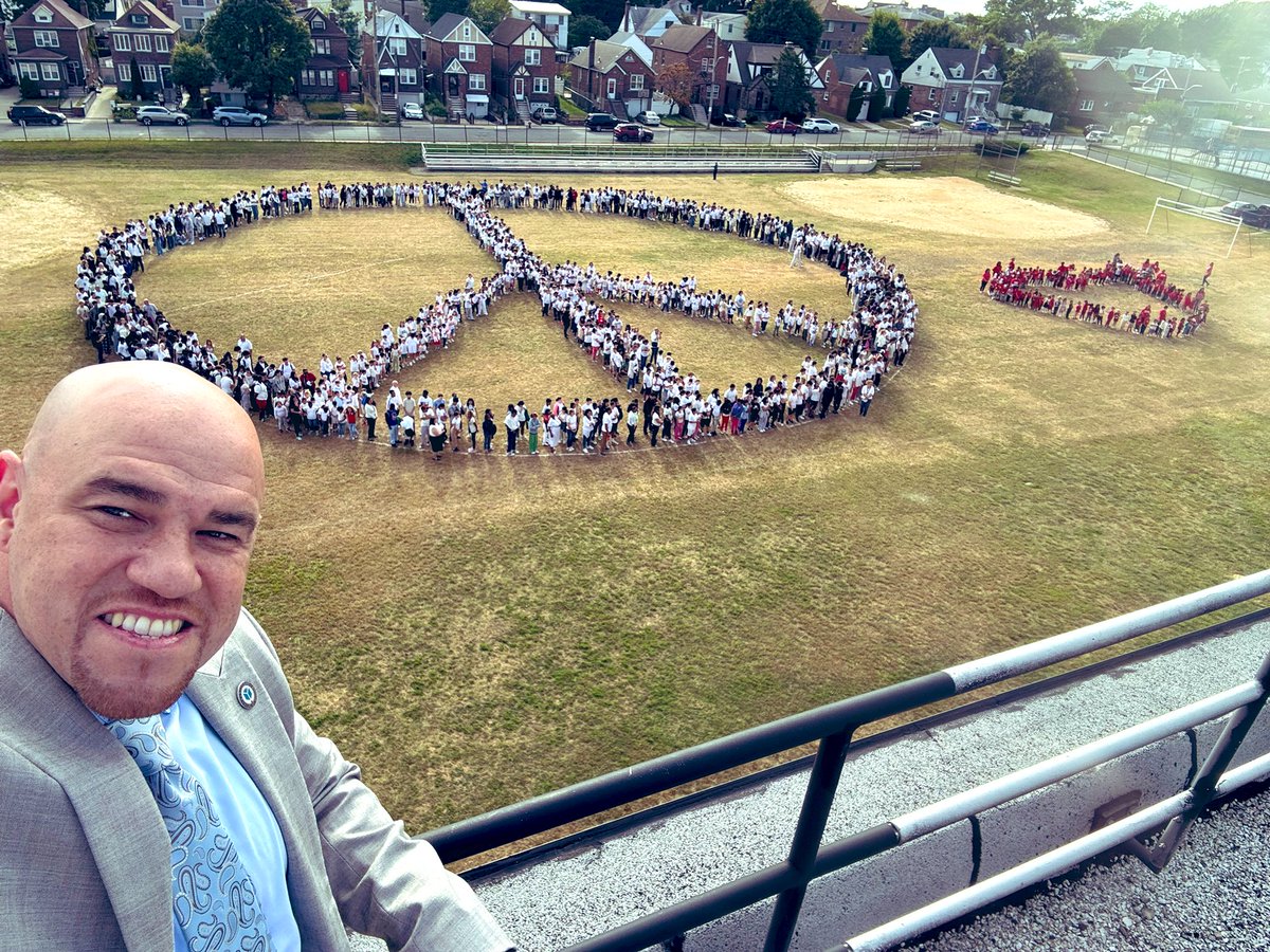 Powerful symbol of unity and peace at Yonkers Montessori Academy! ☮️✌🏼#InternationalPeaceDay #YonkersMagic 🩵🤍🩶