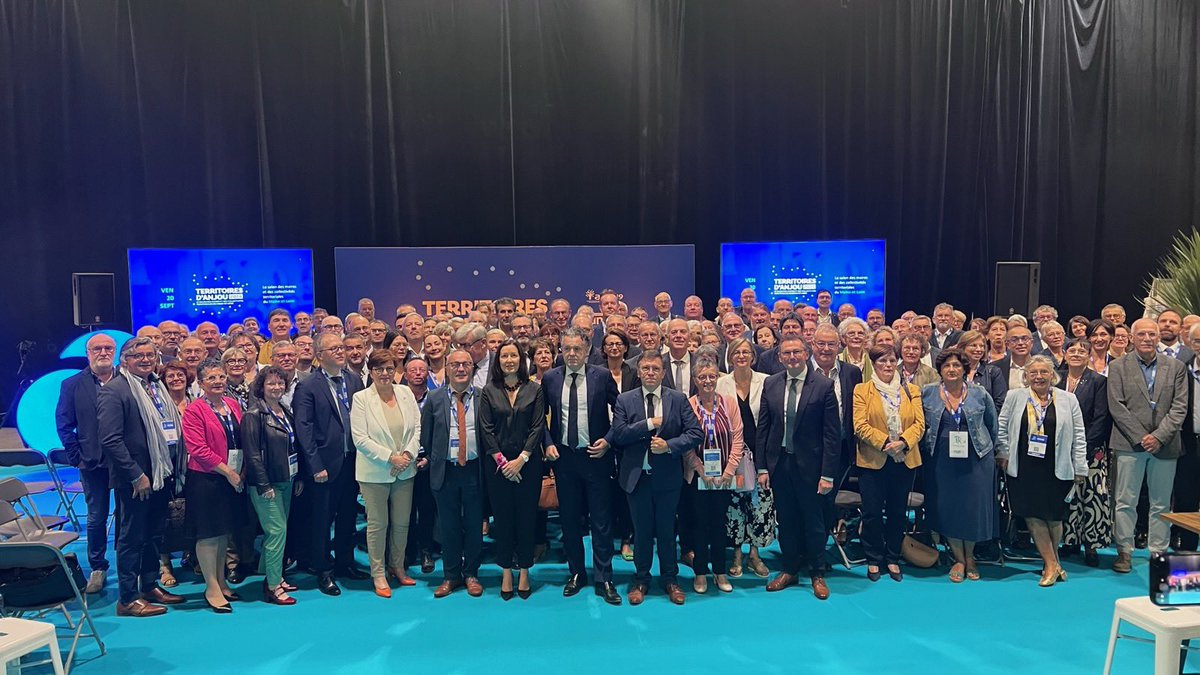 🤝 Le salon Territoires d’Anjou se tient aujourd’hui au théâtre Foirail de @ChemilleenAnjou.

💬 800 élus et acteurs locaux se sont déplacés pour échanger sur des solutions au service des #collter. 

Un événement organisé par le Département avec l’<a href="/Amf49Maires/">AMF49</a>.