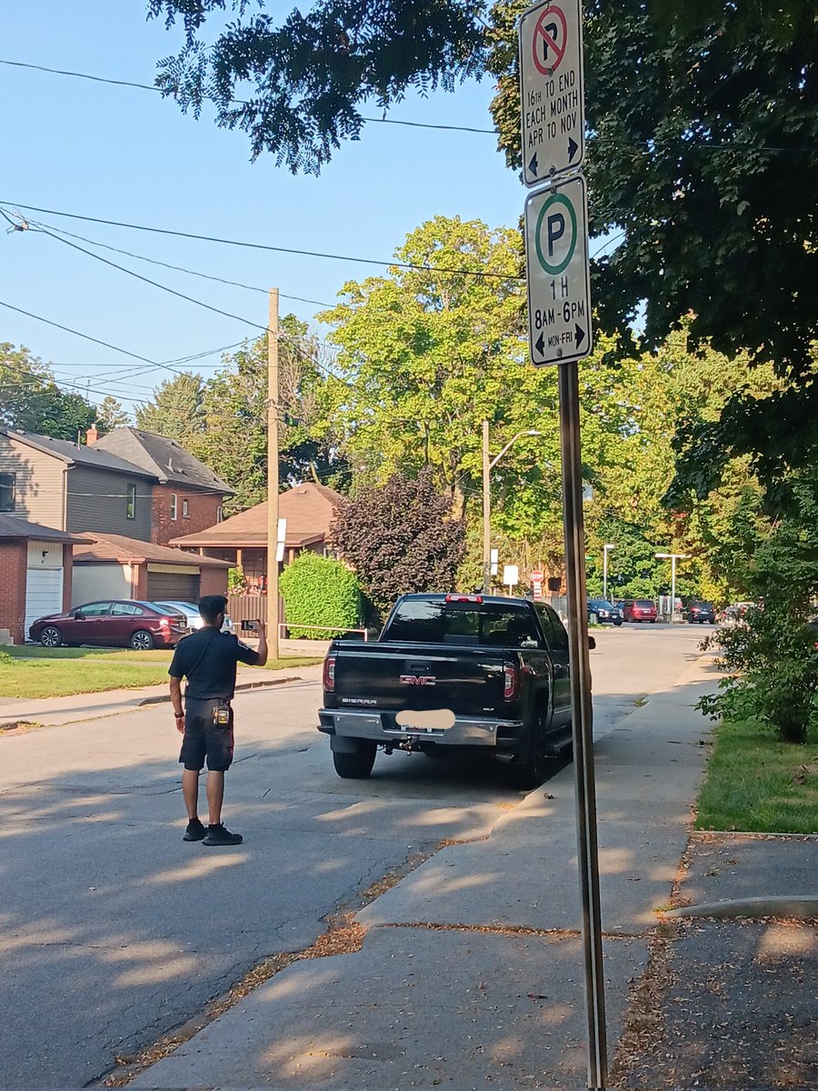 Out and about on foot patrol today with PCO Tahir. We're seeing quite a few of the Alternate Side Parking violations here in the west end.  We'll  be out here for a couple hours then off to our de-escaltion training.  Enjoy the sun #hamont