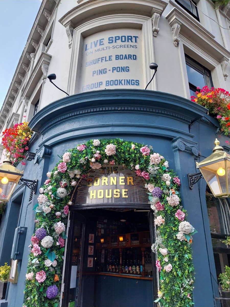 Mickyadams19's tweet photo. In Windsor for a couple of beers https://t.co/Hf9iTKAMFa