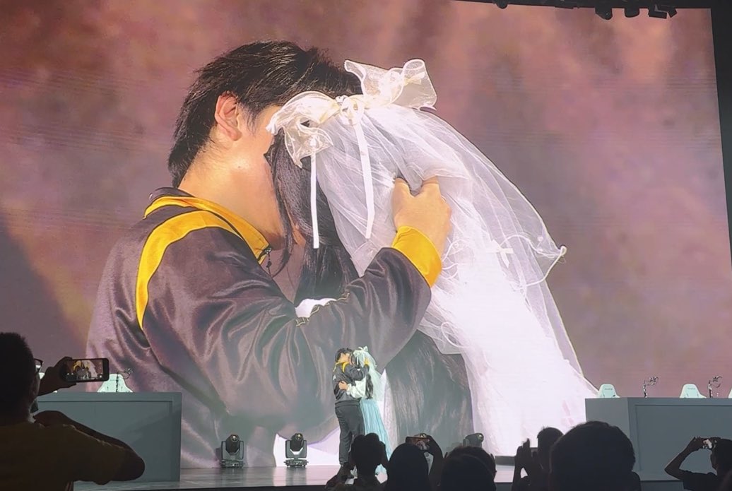 Guxing0328's tweet image. May their love last long and long.💒
What a beautiful marriage proposal scene!