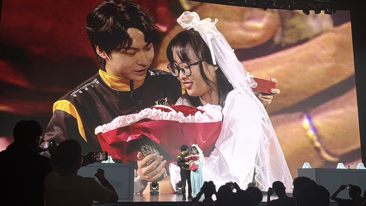 Guxing0328's tweet image. May their love last long and long.💒
What a beautiful marriage proposal scene!