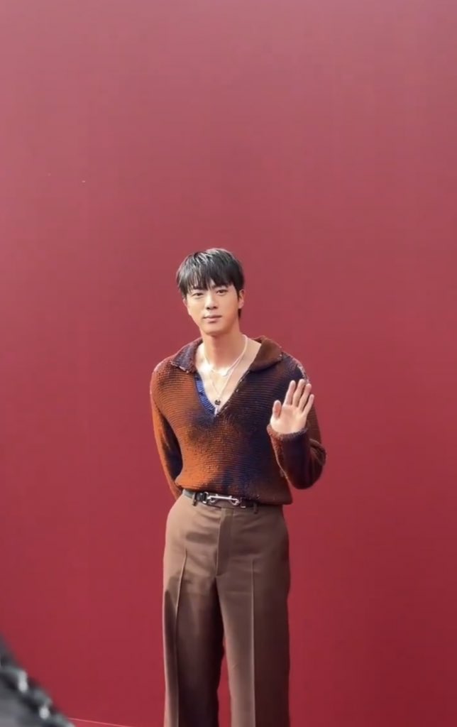 seokjinism1's tweet photo. @gucci @bts_bighit @triennalemilano STUNNING 

FACE OF GUCCI JIN 
JIN AT MILAN FASHION WEEK #JinxGucciSS25 #GucciSS25 #GucciIstante @Gucci #방탄소년단진 #JIN #BTSJIN https://t.co/K07oAYvSX4