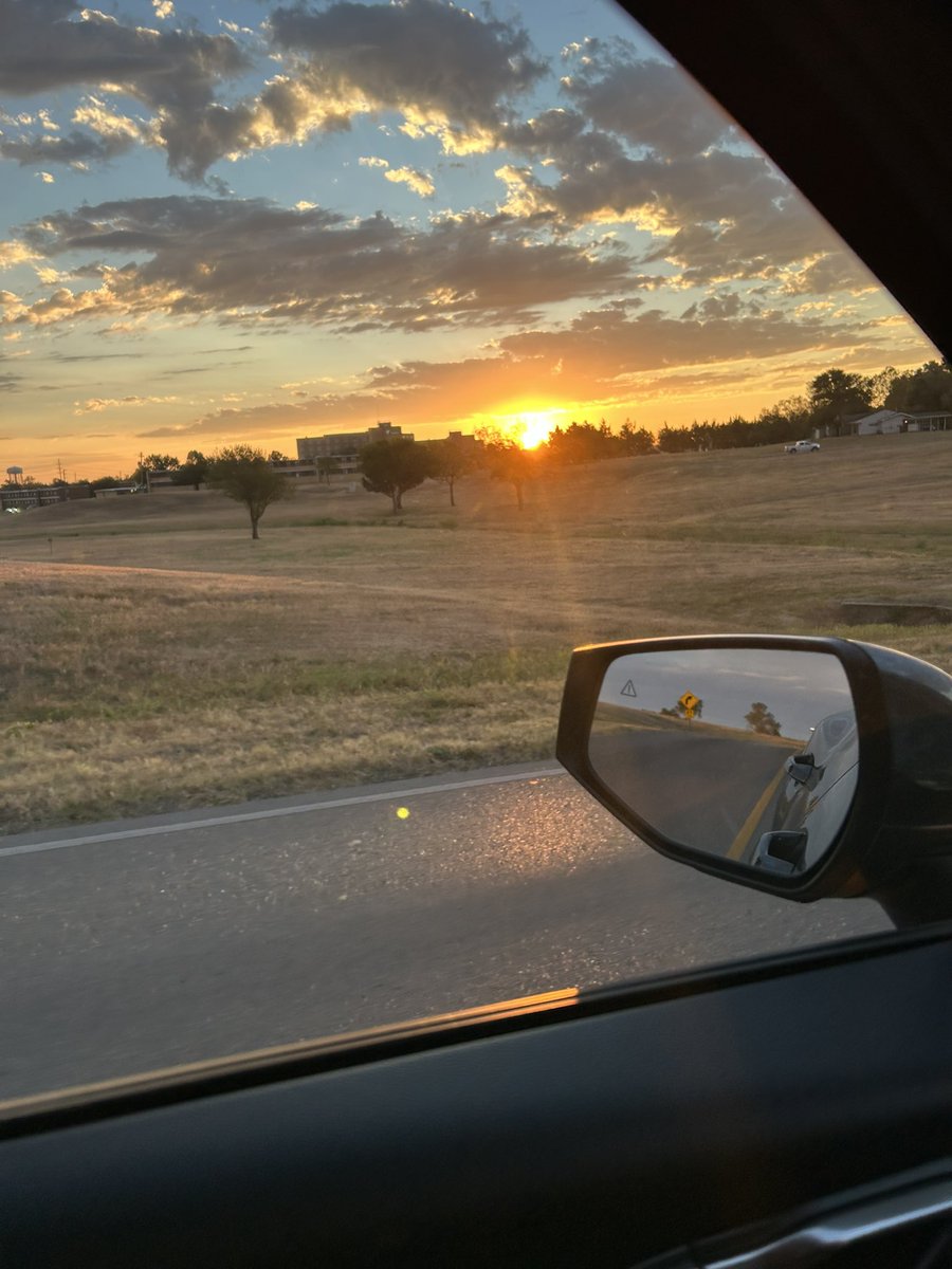 CgMonkey2u's tweet photo. Good Friday morning from Lawton Oklahoma!  @weswyattweather @mattdanielwx @TravisBradenWX @StephWVTM13 @NWSSPC @NWSBirmingham @NWSNorman https://t.co/TzZV7BUXAg