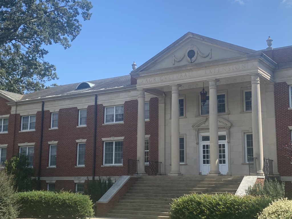 This is how Agricultural Extension should be treated throughout the world. Buildings/Monuments built in its name.