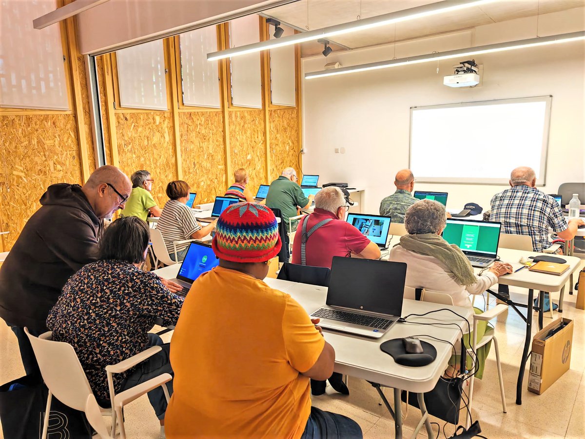 👩🏽‍💻L'<a href="/iTecBcn/">Institut Tecnològic de Barcelona</a> acull una de les 16 aules de capacitació digital de la ciutat que imparteixen cursos gratuïts i certificats de nivells diferents (mòbil i informàtica) a persones que necessiten reforçar competències digitals.

Descobriu tota la seva oferta a
sites.google.com/xtec.cat/aules…