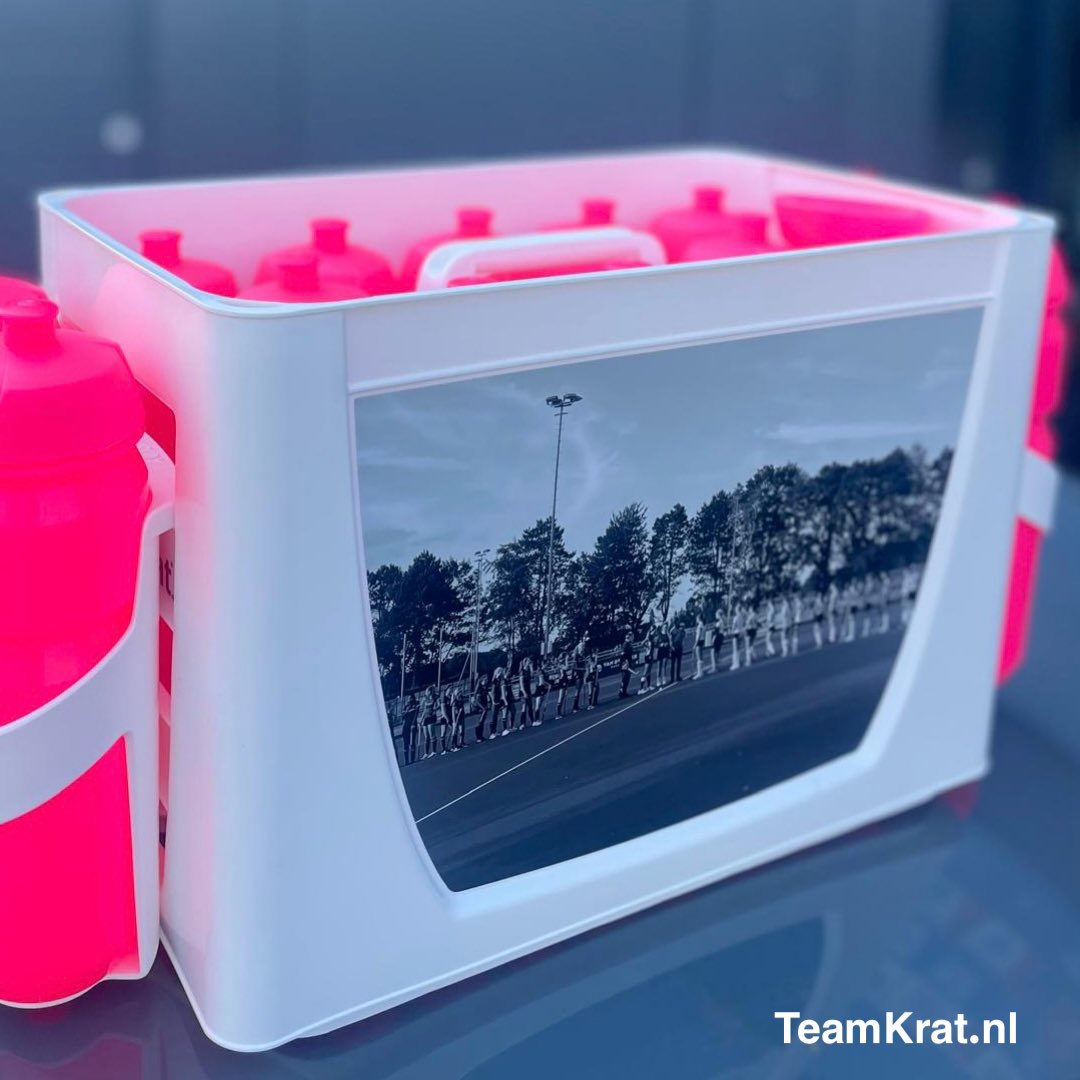Wist je dat de gepersonaliseerde TeamKratten met 16 genummerde bidons erg gewild zijn en als ‘zoete broodjes’ over de toonbank gaan? Geweldig toch? Alle spelers een eigen bidon, wel zo makkelijk en zeer hygiënisch! 😁 #voetbal #hockey #empaso #bidonkrat #TeamKrat