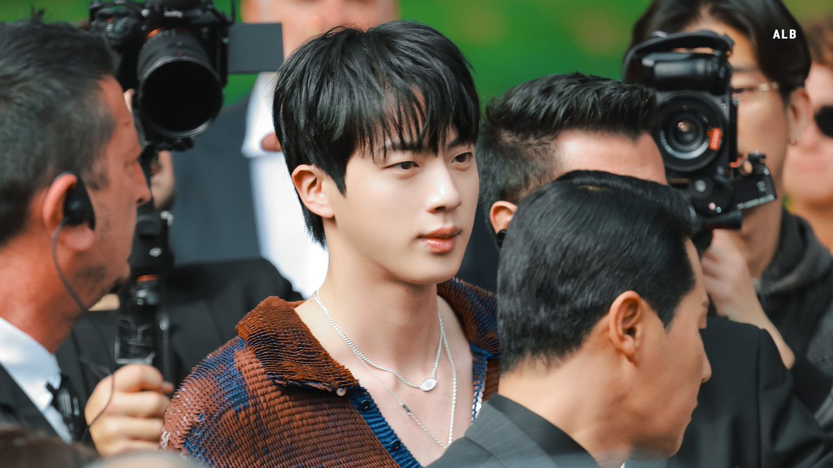 FACE OF GUCCI JIN
JIN AT MILAN FASHION WEEK
#JinxGucciSS25 #GucciSS25 
#GucciIstante 
<a href="/gucci/">gucci</a>