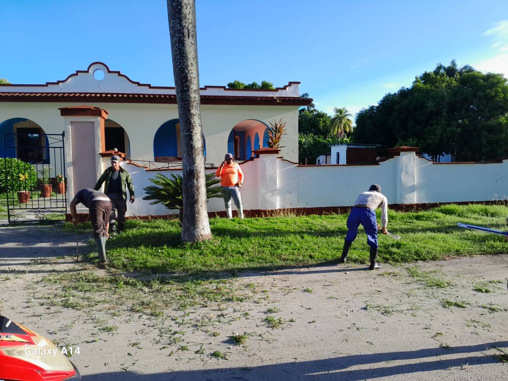 PCaguanes's tweet photo. Los trabajadores del #ParqueNacionalCaguanes, apoyan el Hogar de Ancianos de la comunidad de #vitoria.
@csa_ssp 
@CitmaSancti 
@milian_mileydi https://t.co/opoX9QMdKy