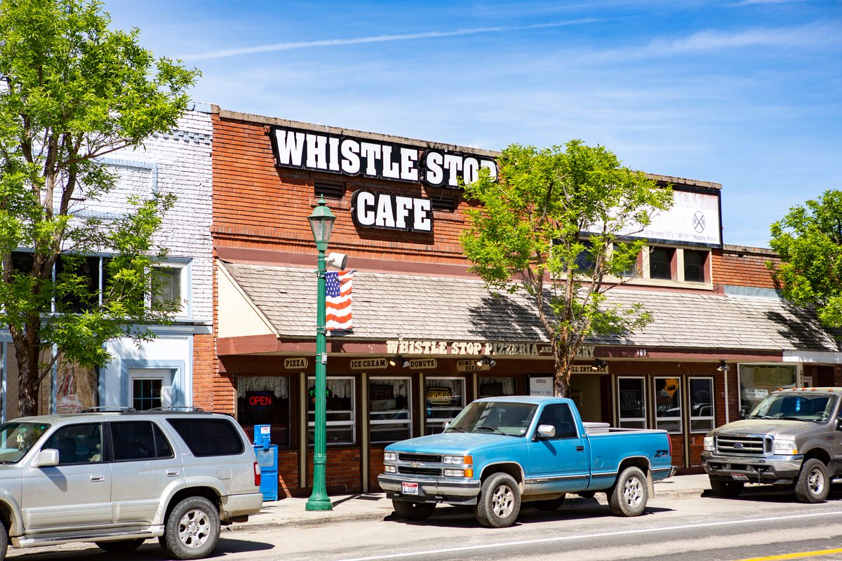 CascadeIdaho's tweet photo. 🏡✨  Looking for a getaway that offers warmth, community, and a touch of nostalgia? Visit Cascade, a small-town gem where the focus is on people and connection. 🌟💛

From friendly faces and locally-owned shops to cafes and a charming Main Street, this town has it all. 🛍️☕️ Y... https://t.co/g6AglWEImF