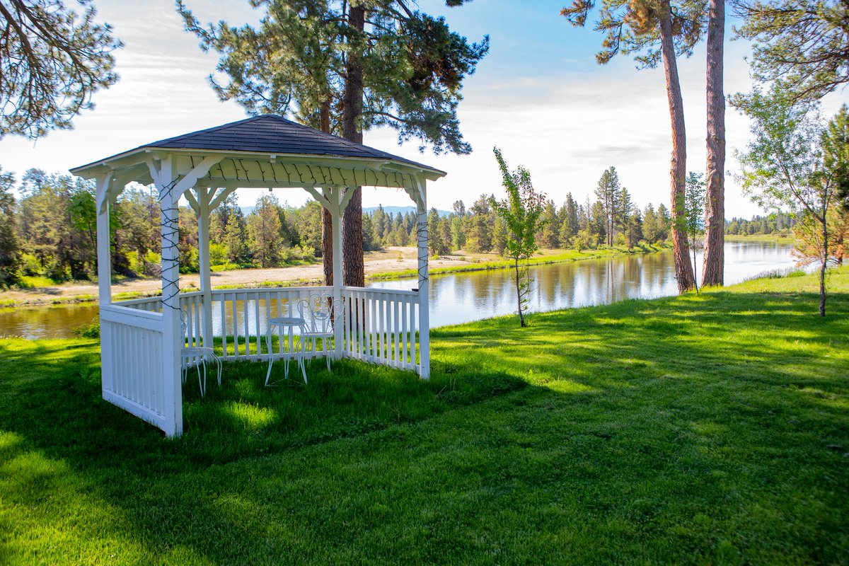 CascadeIdaho's tweet photo. 🏡✨  Looking for a getaway that offers warmth, community, and a touch of nostalgia? Visit Cascade, a small-town gem where the focus is on people and connection. 🌟💛

From friendly faces and locally-owned shops to cafes and a charming Main Street, this town has it all. 🛍️☕️ Y... https://t.co/g6AglWEImF