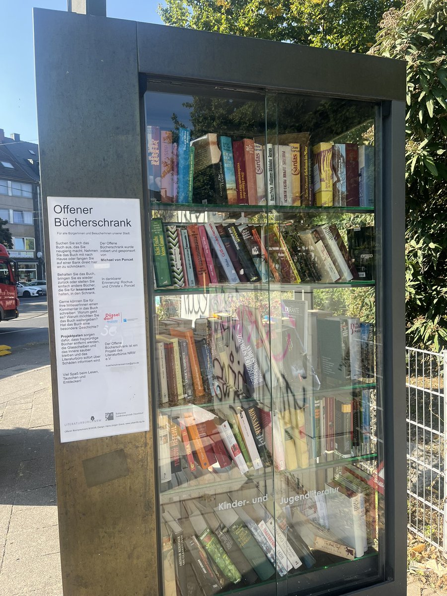 duesselgo's tweet photo. Der Bücherschrank in Düsseldorf-Wersten ist eine Schatzkiste für alle Leseratten! 📚 Tausch kostenlos Bücher, entdecke neue Welten und teile deine liebsten Werke. Ein Ort der Inspiration &amp; Nachhaltigkeit! #Düsseldorf #Bücherschrank #Wersten #Lesen #Literatur #Bücher #Buch https://t.co/qGTA34jbuK