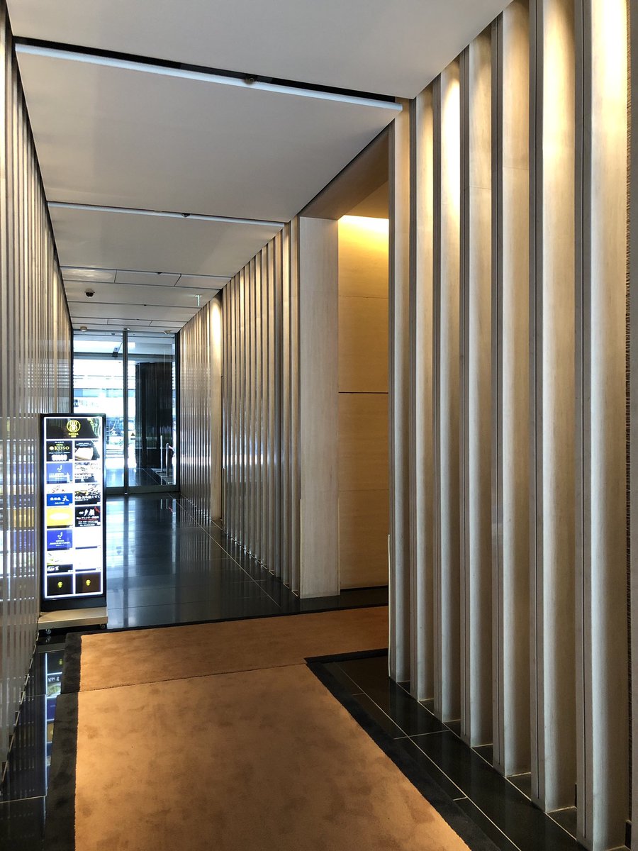 銀座8丁目の888ビル、壁にウニや巻貝（ネリネア）の化石を発見。石材はポルトガル産のモカクリーム。
#街の中で見つかるすごい石
#UrbanGeology
#金曜日だから化石貼る
#FossilFriday