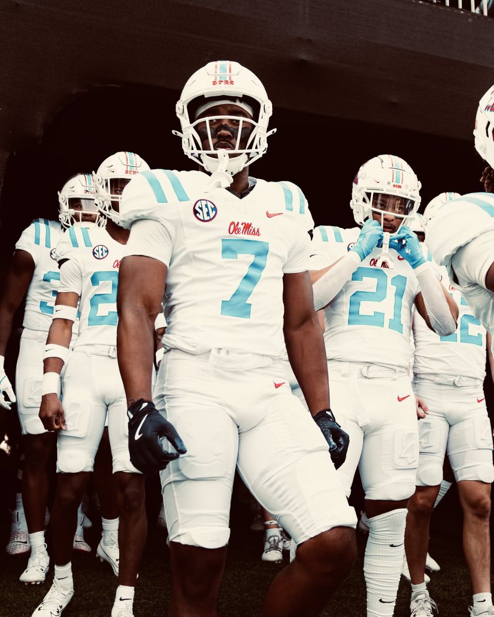 mooremoneey's tweet image. “Say fellas, ya’ll ever had some eagle tenders?  🦅🦈🦈🦈@LLM__11 @EverythingRebs @OleMissFB #collegefootball #hottytoddy