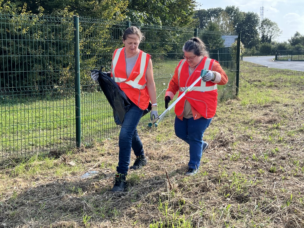 GrandArras's tweet photo. ✅ Opération World Cleanup Day autour de la station d'épuration de Saint-Laurent-Blangy 
♻️Avec l'association arrageoise #DownUp, des collaborateurs de Véolia ont ramassé des déchets aux abords de la station
📍Une belle action menée dans le #GrandArras https://t.co/D8TfGETmC7