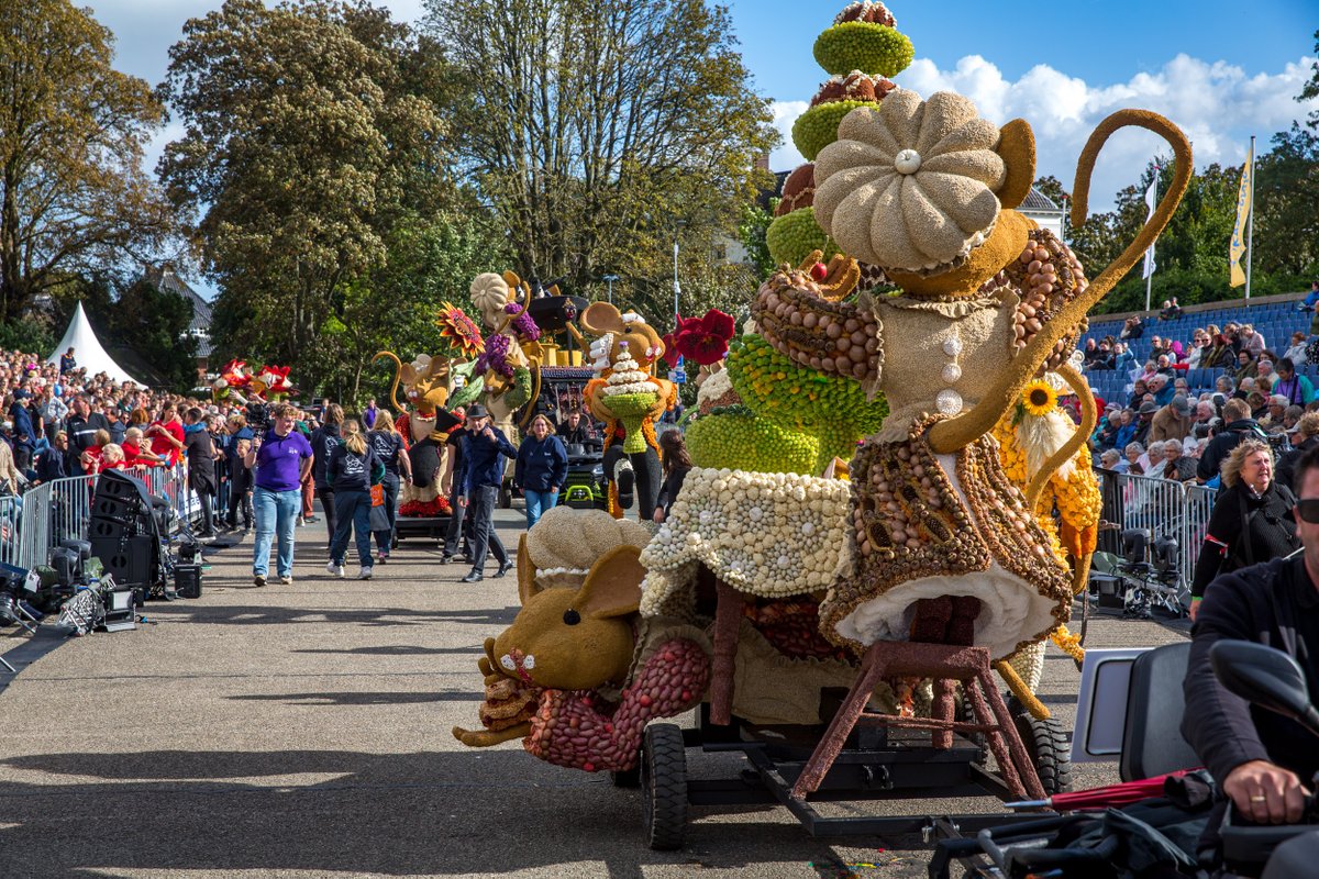Het Fruitcorso trekt elk jaar veel bezoekers. 👩‍👩‍👦‍👦🍇🍓 Daarvoor zijn een aantal extra tijdelijke parkeerplaatsen ingericht. Ook kun je gratis parkeren in de binnenstad. 🅿️ Weten hoe je het Fruitcorso het beste kunt bereiken? Kijk op obi41.nl/3j34yvwj #Fruitcorso2024